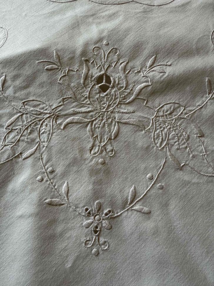 Винтажная круглая скатерть с кружевом ручной работы