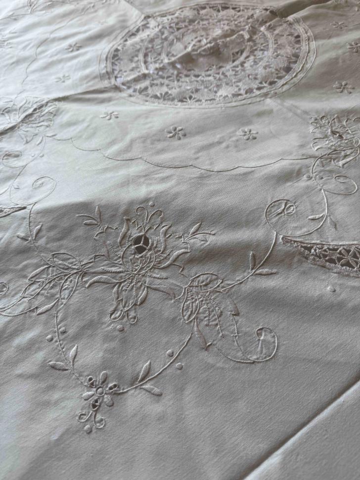 Винтажная круглая скатерть с кружевом ручной работы