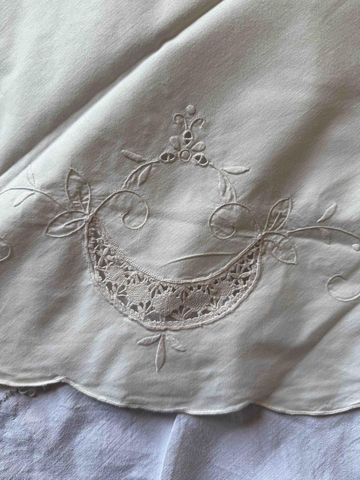 Винтажная круглая скатерть с кружевом ручной работы