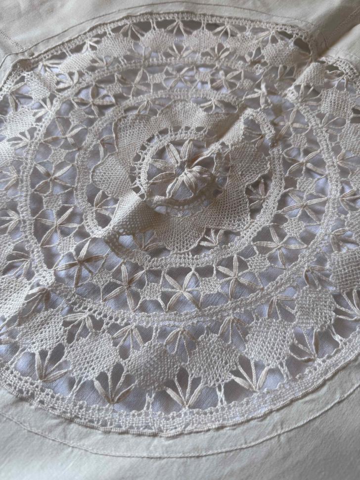 Винтажная круглая скатерть с кружевом ручной работы
