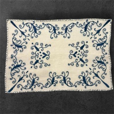 Две маленькие салфетки с вышивкой в синих оттенках