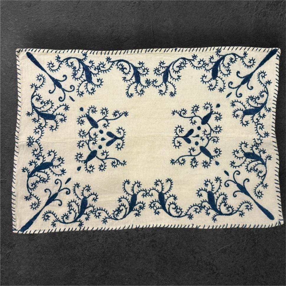 Две маленькие салфетки с вышивкой в синих оттенках