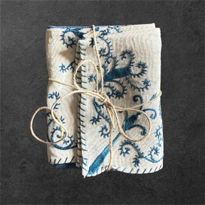 Две маленькие салфетки с вышивкой в синих оттенках