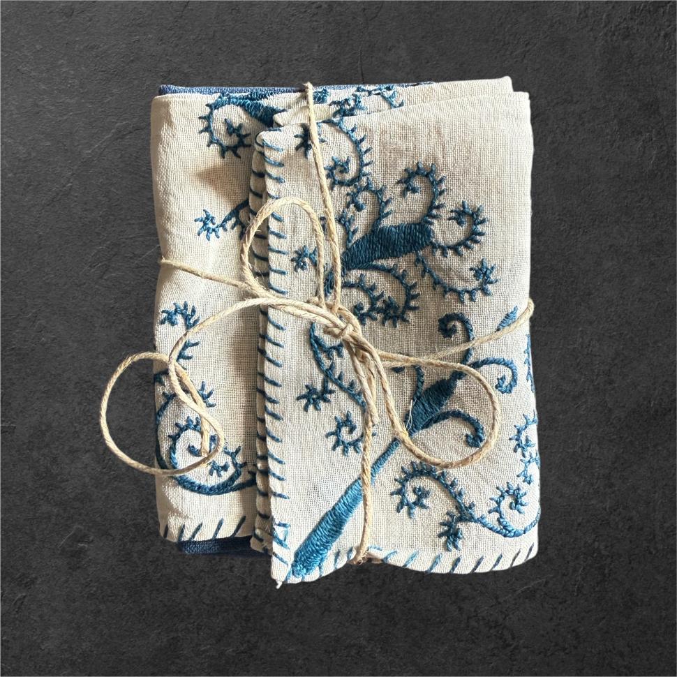Две маленькие салфетки с вышивкой в синих оттенках
