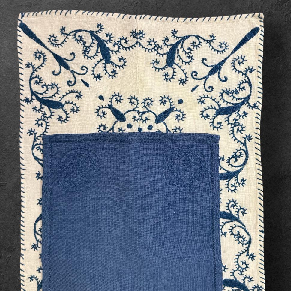 Две маленькие салфетки с вышивкой в синих оттенках