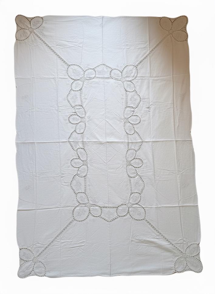 Банкетная прямоугольная скатерть с кружевными элементами и вышивкой