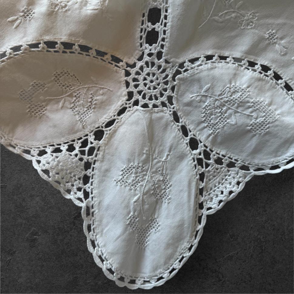 Банкетная прямоугольная скатерть с кружевными элементами и вышивкой