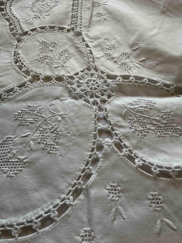 Банкетная прямоугольная скатерть с кружевными элементами и вышивкой