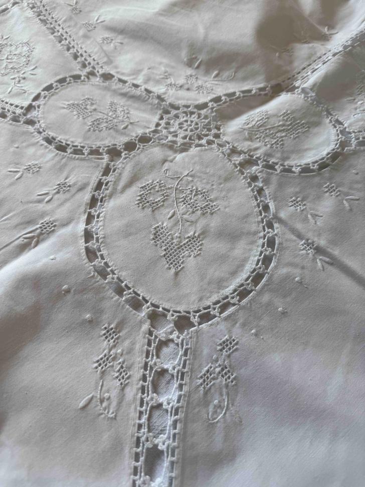 Банкетная прямоугольная скатерть с кружевными элементами и вышивкой