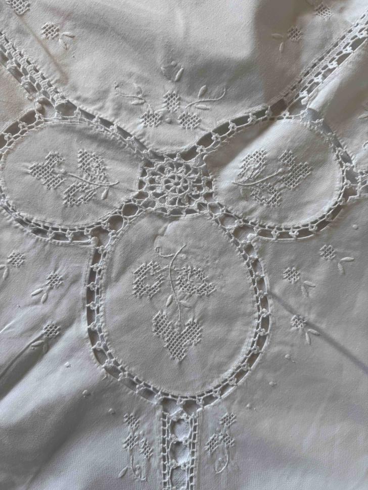 Банкетная прямоугольная скатерть с кружевными элементами и вышивкой