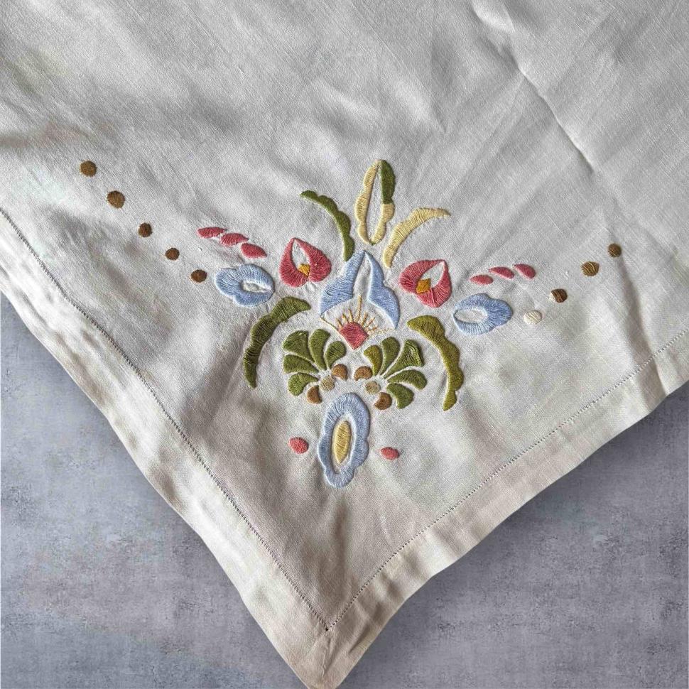 льняная скатерть  в рустикальном стиле с вышивкой гладью