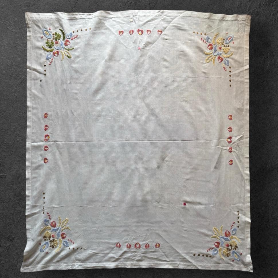 льняная скатерть  в рустикальном стиле с вышивкой гладью