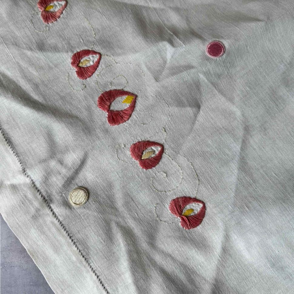 льняная скатерть  в рустикальном стиле с вышивкой гладью