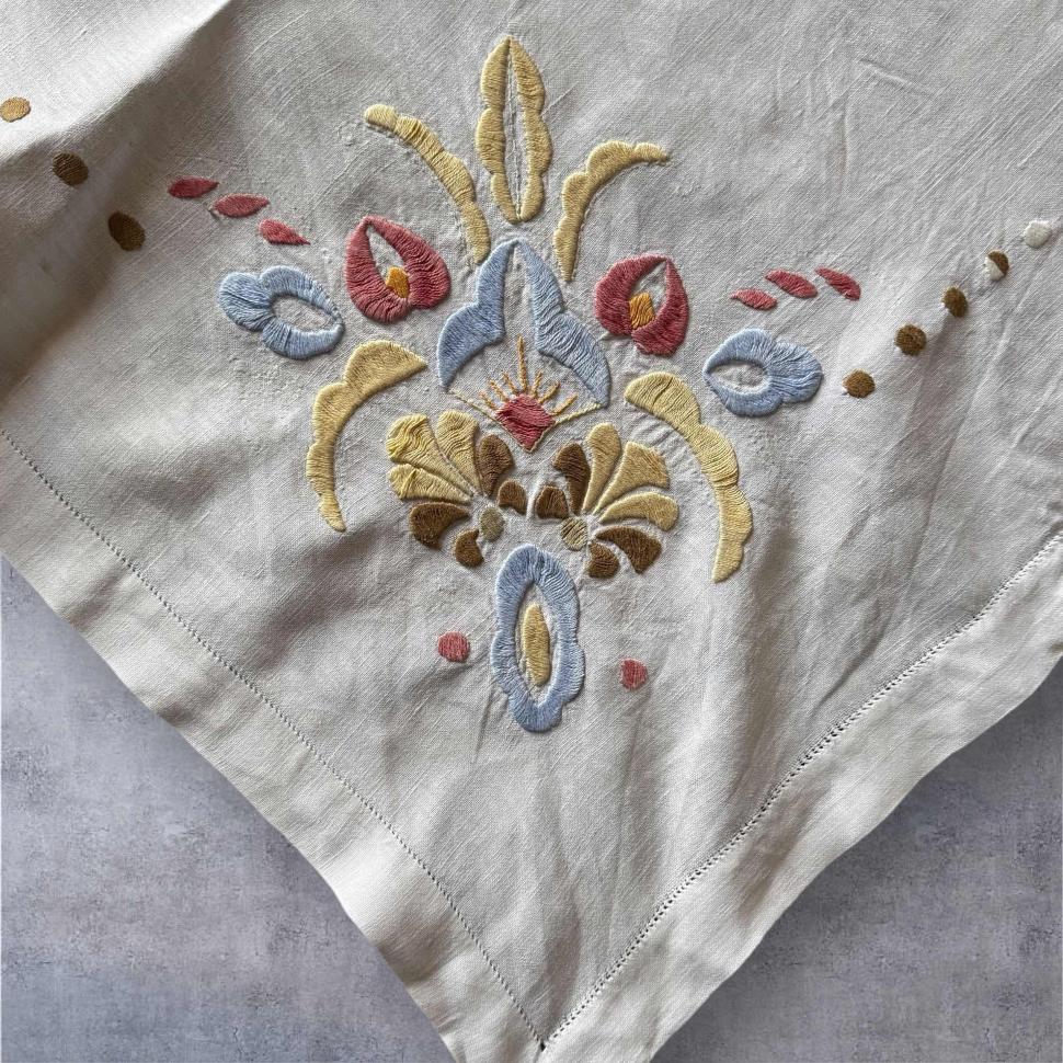 льняная скатерть  в рустикальном стиле с вышивкой гладью