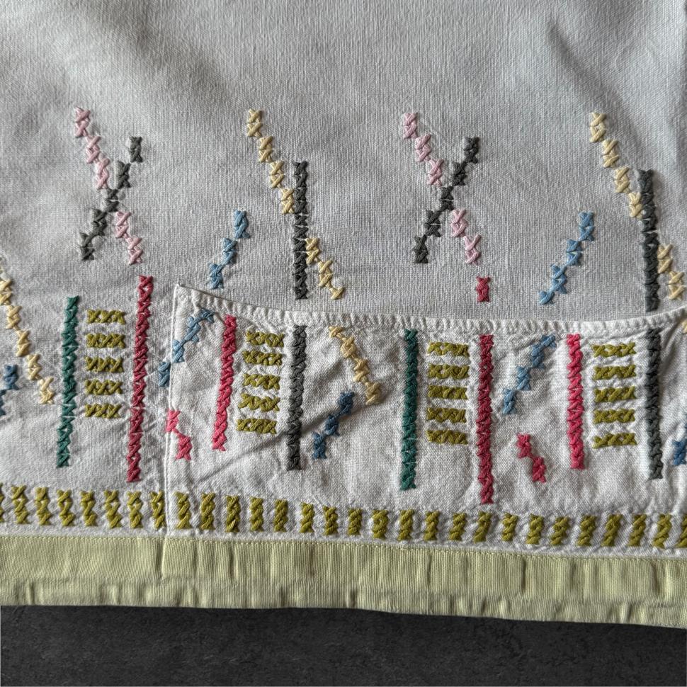 Очень редкая скатерть с кармашками и модернистской вышивкой