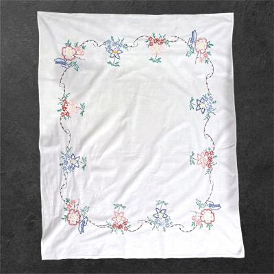 небольшая скатерть с вышитыми цветами