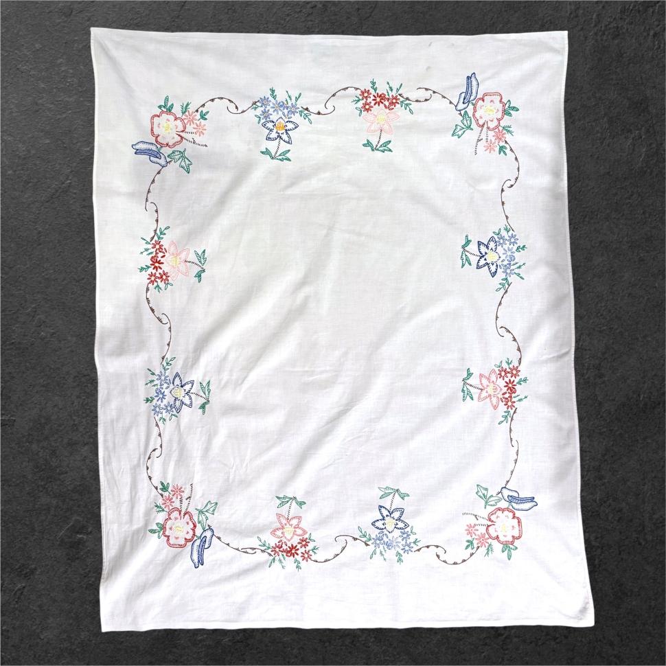 небольшая скатерть с вышитыми цветами