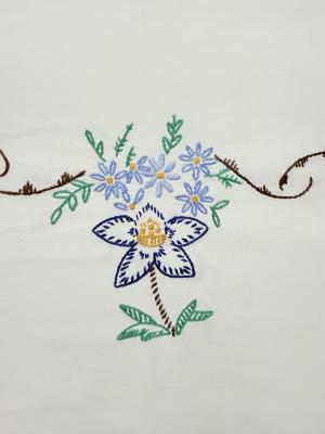 небольшая скатерть с вышитыми цветами