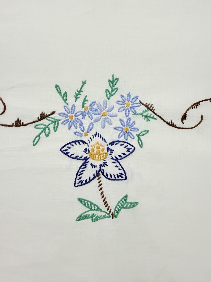 небольшая скатерть с вышитыми цветами