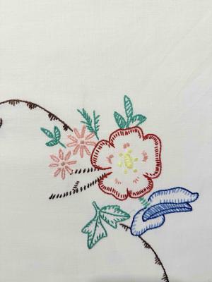 небольшая скатерть с вышитыми цветами