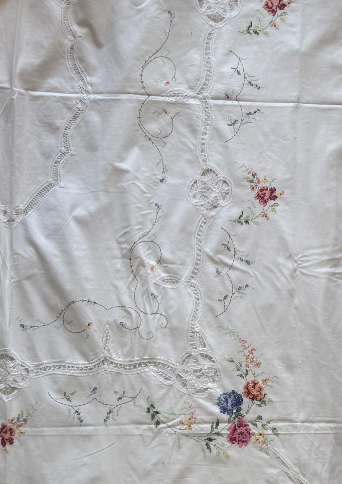 Большая банкетная скатерть с вышивкой + 6 салфеток