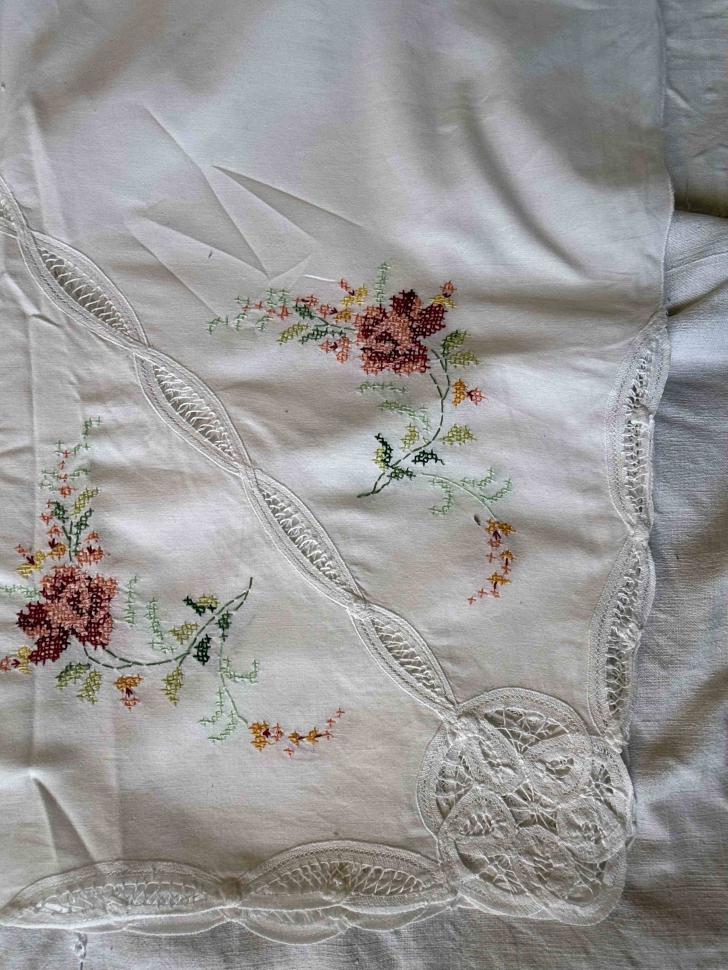 Большая банкетная скатерть с вышивкой + 6 салфеток