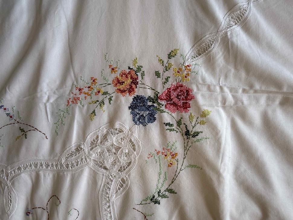 Большая банкетная скатерть с вышивкой + 6 салфеток