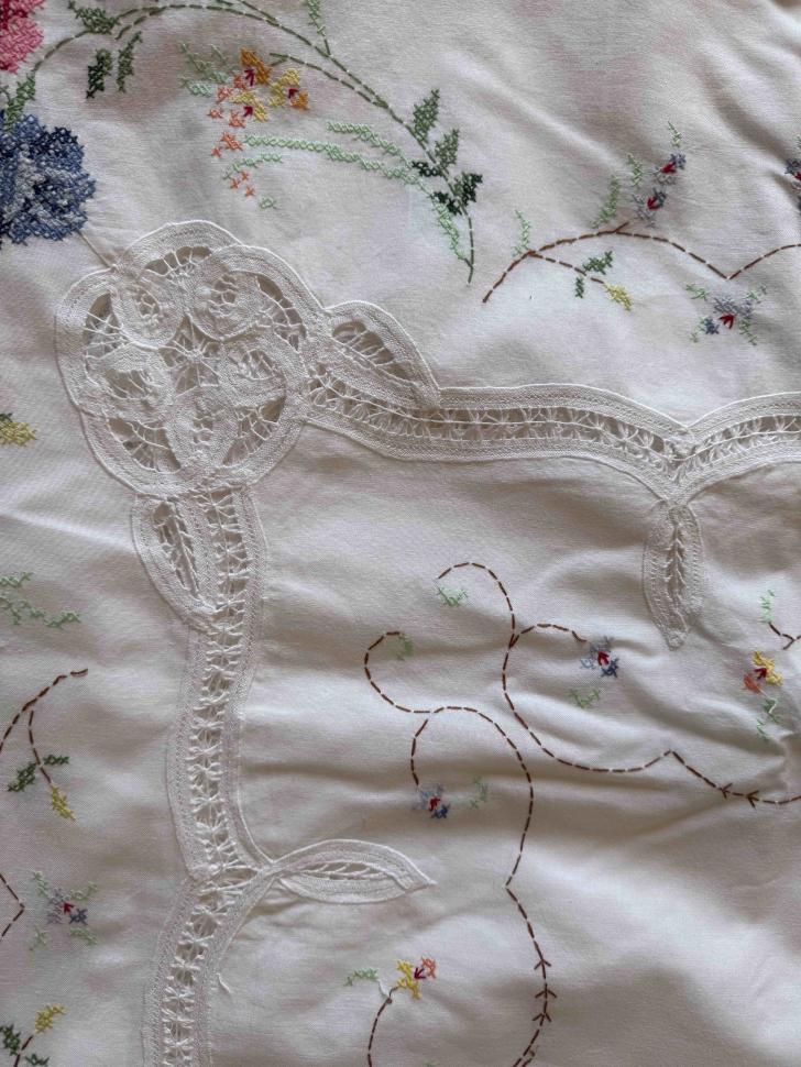 Большая банкетная скатерть с вышивкой + 6 салфеток