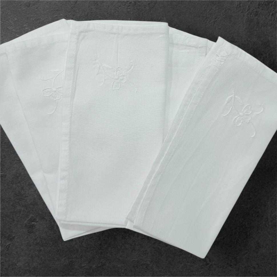 6 белых салфеток с белым вышитым цветком