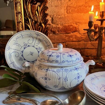 Blue onion set 12 items (tureen + 8 pieces of plates + 2 pieces)