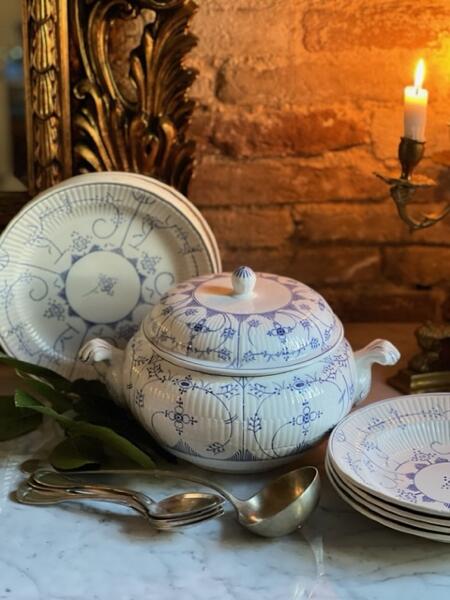 Blue onion set 12 items (tureen + 8 pieces of plates + 2 pieces)