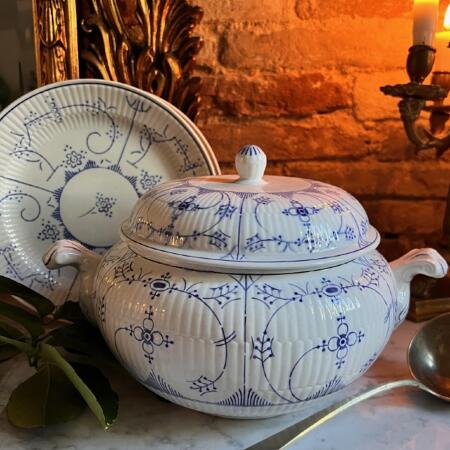 Blue onion set 12 items (tureen + 8 pieces of plates + 2 pieces)