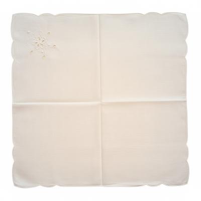 6 белых салфеток с вышивкой 