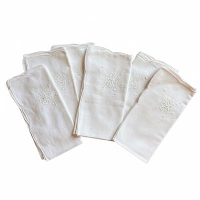 6 белых салфеток с вышивкой 