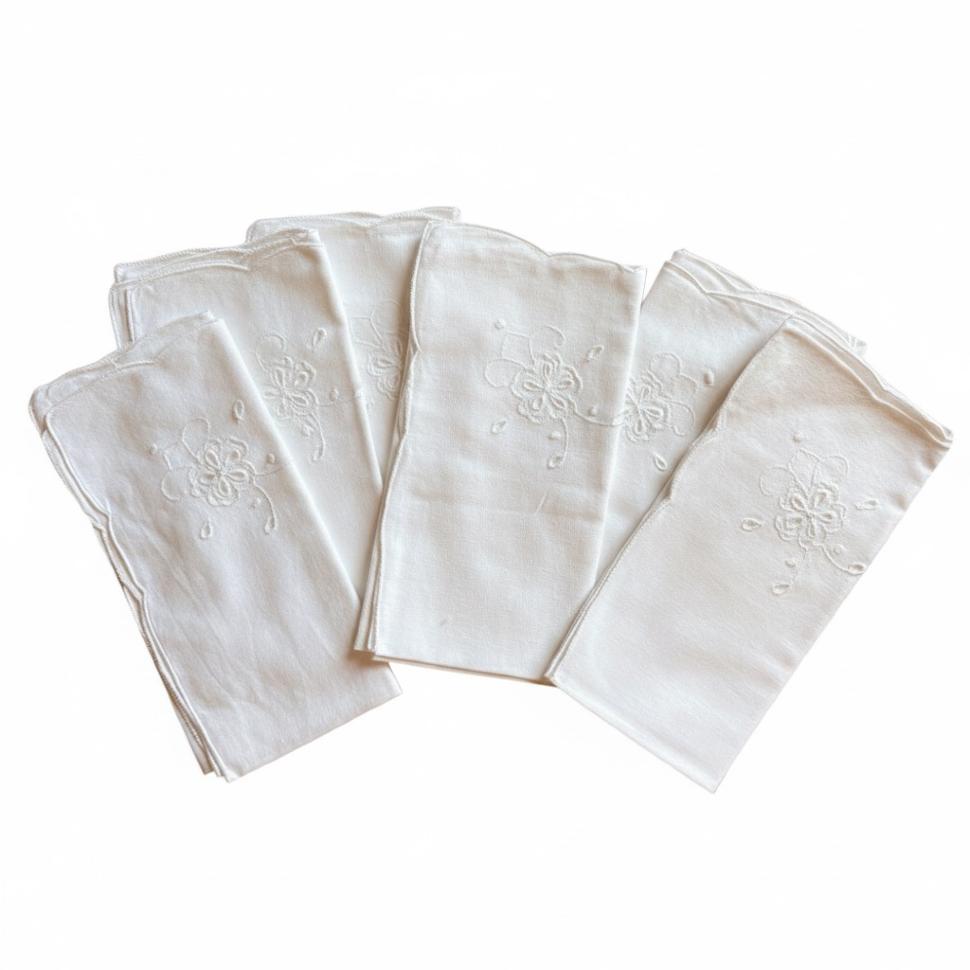 6 белых салфеток с вышивкой 