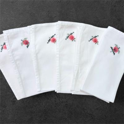 6 столовых салфеток с ручной вышивкой 