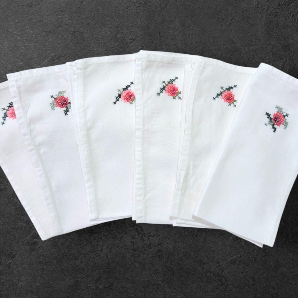 6 столовых салфеток с ручной вышивкой 