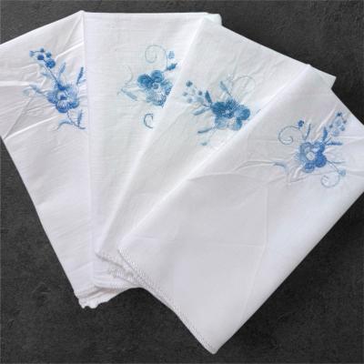 4 салфетки с вышитыми голубыми цветами