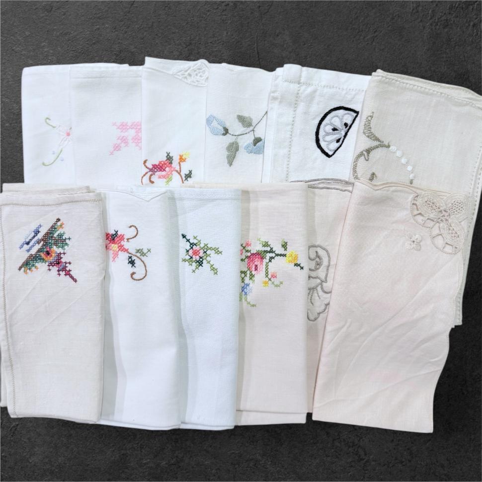 12 разных столовых салфеток с вышивкой ручной работы