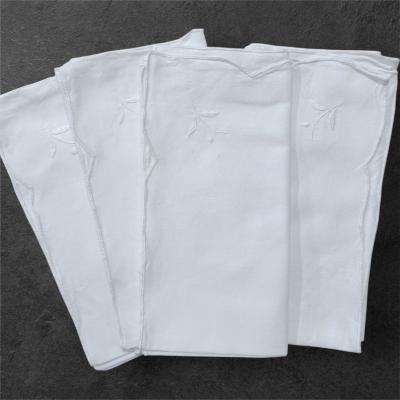 4 белые салфетки с листочком и ажурным краем