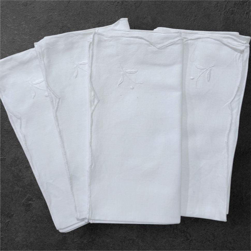 4 белые салфетки с листочком и ажурным краем