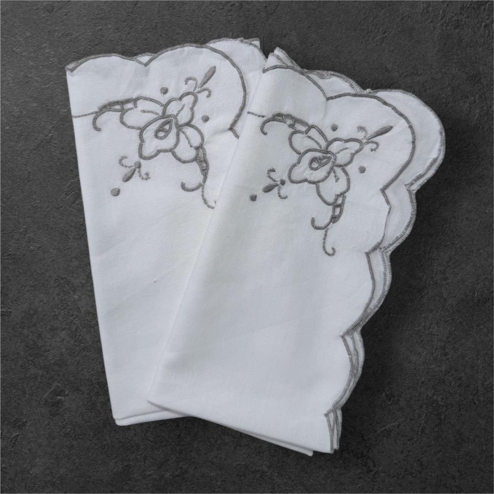 2 салфетки с серой вышивкой 