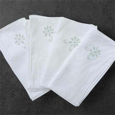 4 салфетки из тонкого батиста  с аккуратной вышивкой