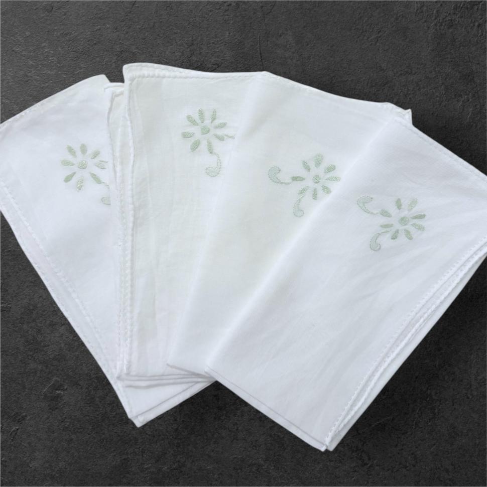 4 салфетки из тонкого батиста  с аккуратной вышивкой