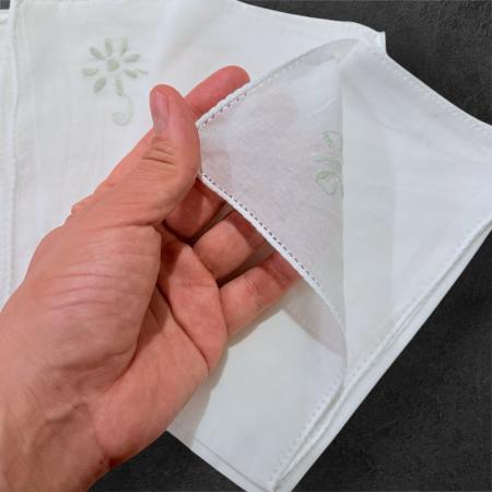 4 салфетки из тонкого батиста  с аккуратной вышивкой