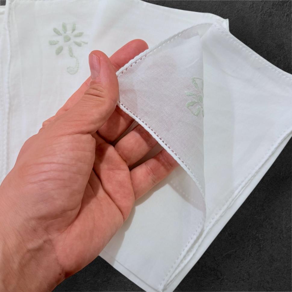 4 салфетки из тонкого батиста  с аккуратной вышивкой