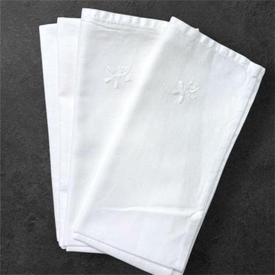 4 хлопковые белые салфетки с лаконичным вышитым цветком