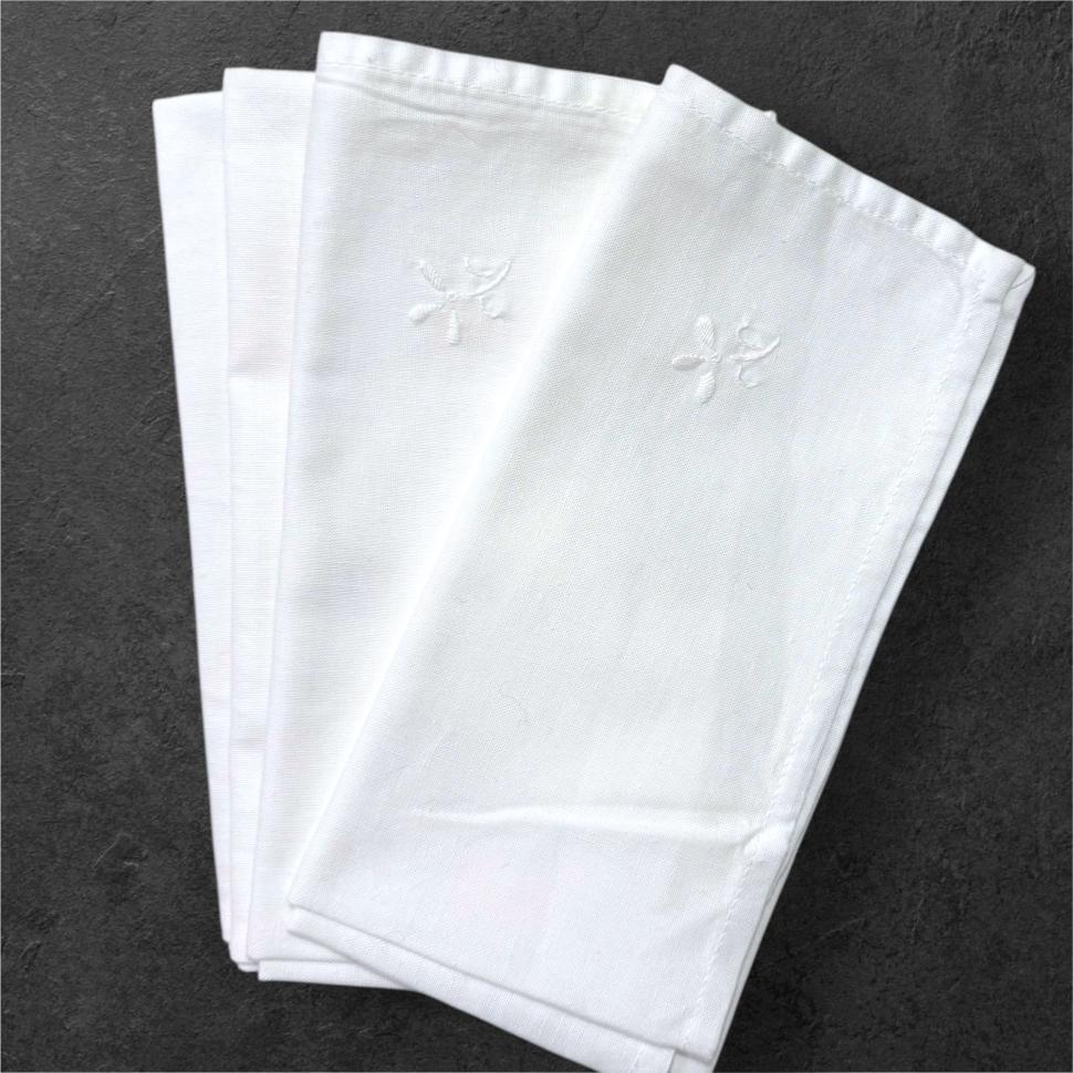 4 хлопковые белые салфетки с лаконичным вышитым цветком