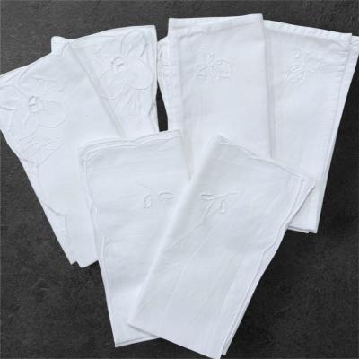 3 пары белых льняных салфеток с вышивкой и ажурными элементами