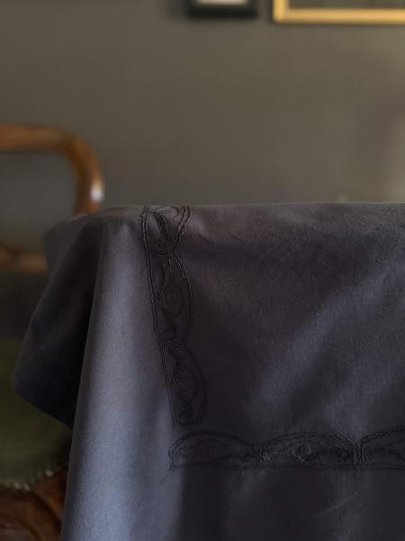 Нуарная старинная скатерть upcycling 